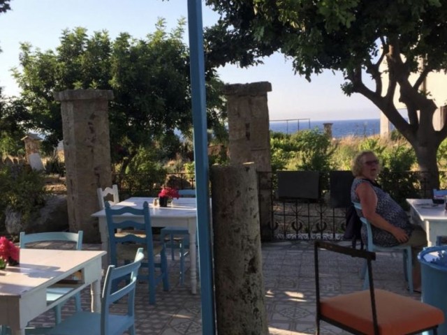 В 30 метрах от моря в Кирении можно взять напрокат старинный рыбацкий ресторан.Денег на воздух нет...В настоящее время вакансии состоянии... ** 