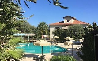 Ferienhaus zur kurzfristigen Vermietung täglich wöchentlich oder monatlich auf dem Gelände mit Pool in Kyrenia Edremitte..1 Tag 100stg ,2 Tage 85stg ,3 Tage 75stg, ** 