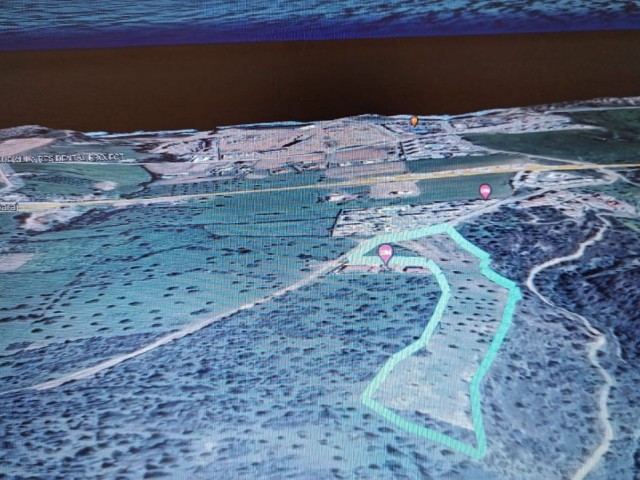 Кирения Бахчели рядом с главной дорогой с полным видом на море 15. 5 акров (распределение початка) дорога вода электричество есть земля. 35% зонирование 