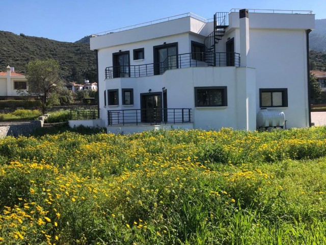 Kyrenia Alsancak / 4+1 Villa zu verkaufen / Meerblick / Garten 1200 m2 ** 