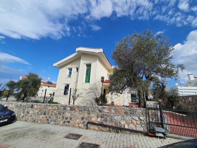 Girne Alsancak; Necat British College Civari,  Krediye Uygun, Havuzlu Villa