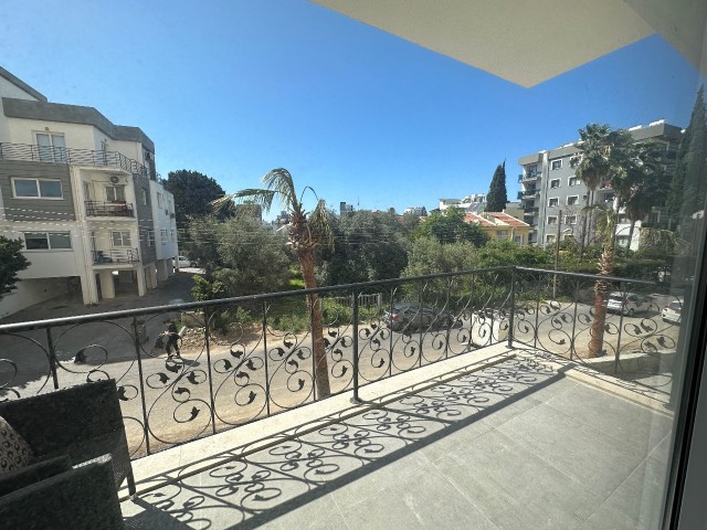 В центре Кирении; вид на горы, балкон, просторная квартира. Вы можете начать оплату с 50% первоначал