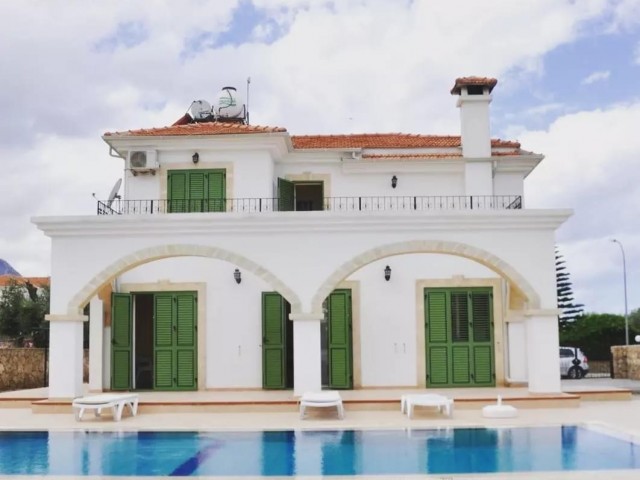 Girne Cratos Otel Civarı; Eşyalı, Havuzlu Villa