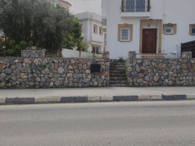 Kyrenia/Alsancak 3+1 Villa mit gemeinschaftlichem Pool 