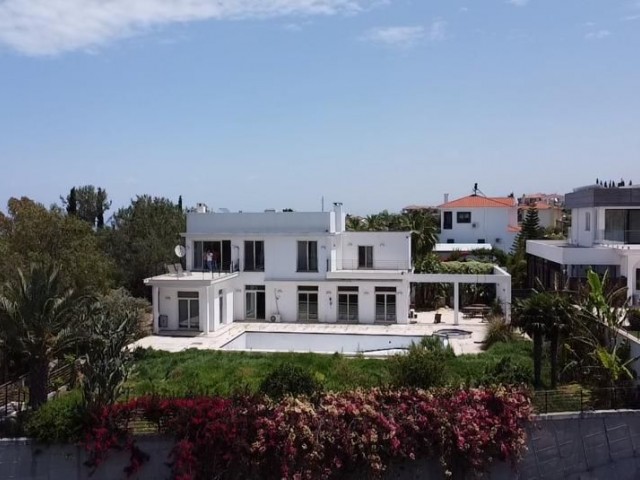 Geräumige Luxus-Villa zum Verkauf in 1 Hektar Land in der Luxus-Villen-Bereich von Bellapaisin !!!