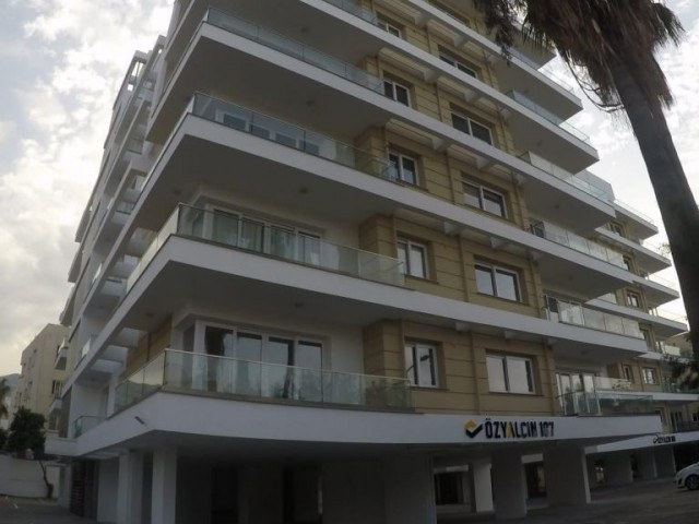 1+1 Wohnung zum Verkauf mit hoher Miete in einem Gebäude mit null Aufzug in der Nähe von Kyrenia Zen
