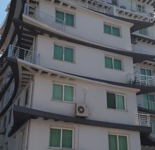 im Zentrum von Kyrenia befindet sich das 9-stöckige Gebäude 9, das das Auge mit der modernen Architektur des lehrerhauses füllt. diese einzigartige Duplex-penthouse-Wohnung, die auf dem Boden eingerichtet ist, legt den ganzen Kyrenia zu Ihren Füßen. unsere einzigartige Wohnung wurde zu einem einziga