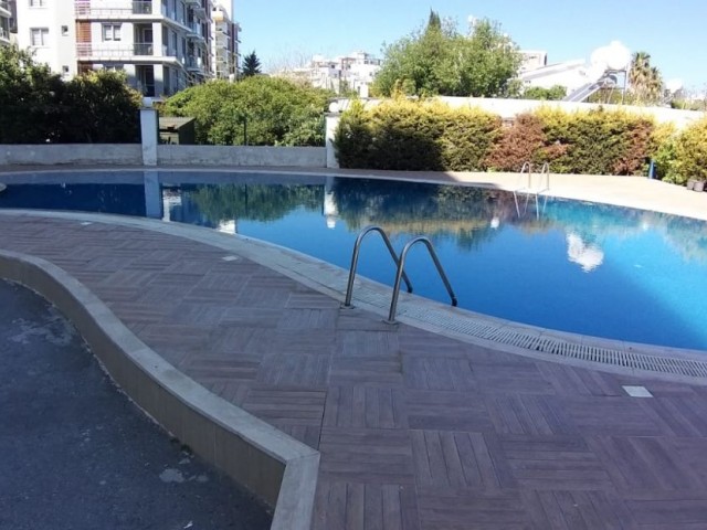 im Zentrum von Kyrenia 24-Stunden-Bewachung mit Privatparkplatz mit Pool, ultra-Luxus möblierte moderne Wohnung zur Miete im Erdgeschoss. 400 Pfund, 450 Pfund im Monat. 05338445618 ** 
