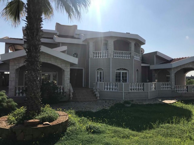 this magnificent villa is located in yeni Boğaziçi village, which is surrounded by nature and quiet with unique beaches of magosan. It has a closed area of 400 m2 in 2 acres of land and has a modern design that overlooks the mountains and the sea from all sides, 4 bedrooms, 3 lounges and full utensi