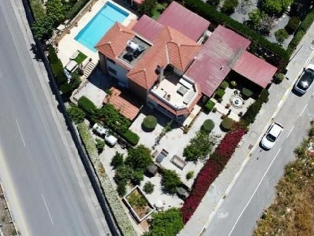 Girne Karmi Bölgesinde Satılık Lüks Havuzlu Villa