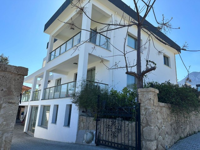 Girne Çatalköy Satılık 4+1 Villa