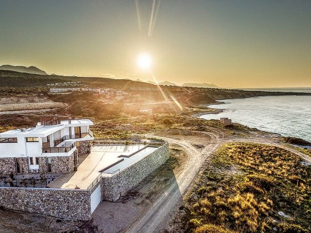 Kıbrıs - Girne - Bahçelide Satılık Denize Sıfır Muhteşem Manzaralı 3+1 Havuzlu Villalar