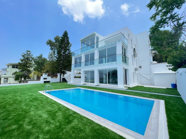 Kıbrıs Girne’de Muhteşem Lokasyonda Satılık Lüx Villa