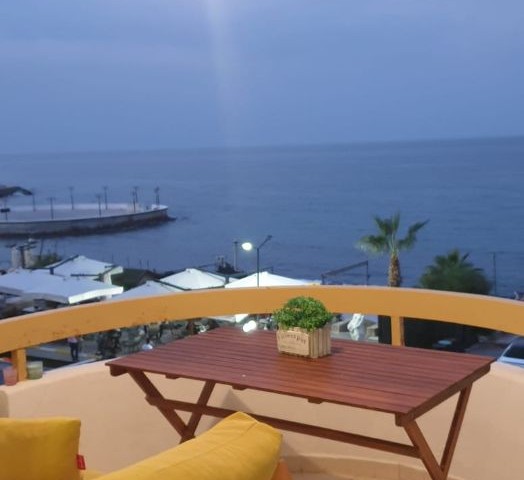 Gepflegte Luxus-Wohnung mit herrlichem Meerblick mit hohen Mieteinnahmen in einer gepflegten Anlage mit Pool und Aufzug am Strand in Kaşgar, null zum Meer  
