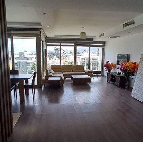 Luxuriöses, voll möbliertes 3+1-Maisonette-Apartment im Zentrum von Kyrenia. 6 Monate im Voraus, 3 Anzahlungen, 400 £ Stromkaution, 50 £ Vertrag