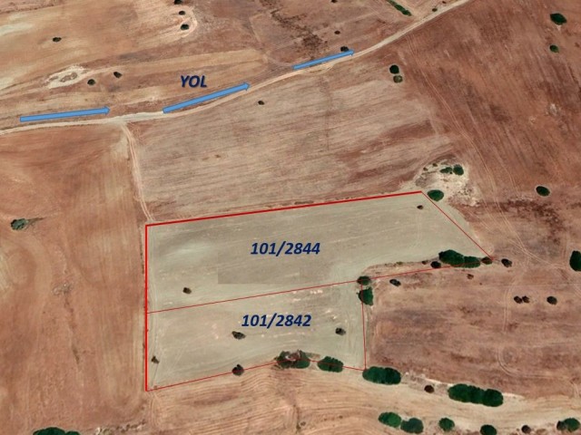 9 Hektar, 3 Häuser zu verkaufen in Yedikonuk Dorf (Iskele, TRNC)