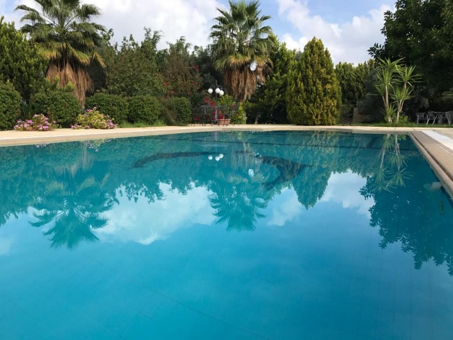 Villa mit Pool mit 5 Schlafzimmern im wunderschönen Garten ** 