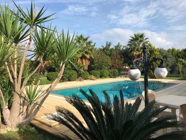 5 bedroom Villa in a faboulus garden with pool