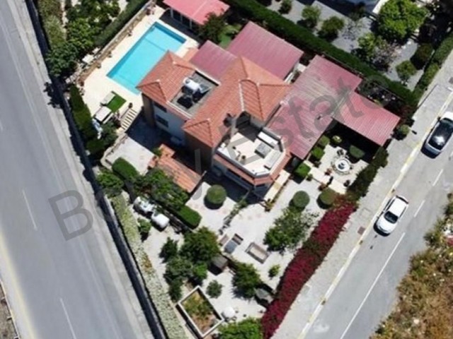 Girne /Edremit de geniş bahceli yüzme havuzlu müstakil Villa 