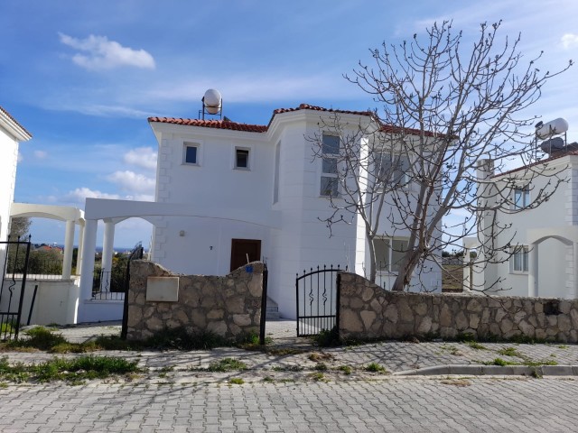 Villa zum Verkauf in Kyrenia Karsiyaka ** 