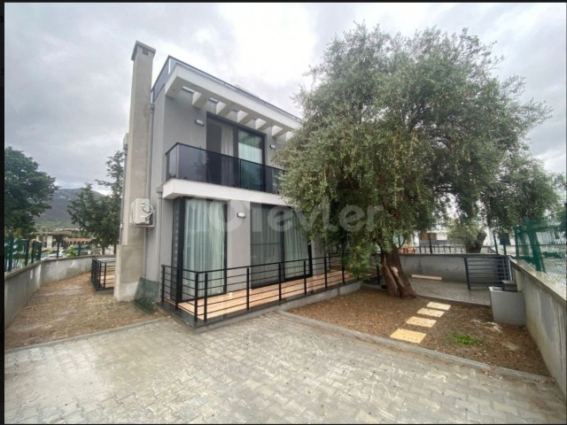 In Kyrenia Ozanköy steht unsere 2+1 Villa mit Garten und Terrasse mit Gemeinschaftspool zum Verkauf.