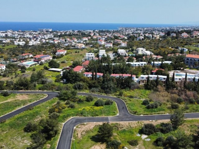Grundstücke zum Verkauf geeignet für den Bau einer villa in Kyrenia Edremit ** 