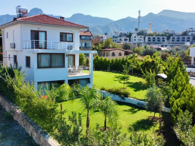Girne Çatalköy'de satılık triplex villa 