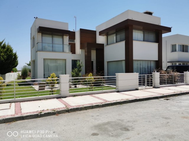 LUXURY !! Fully detached villa with pool ** 