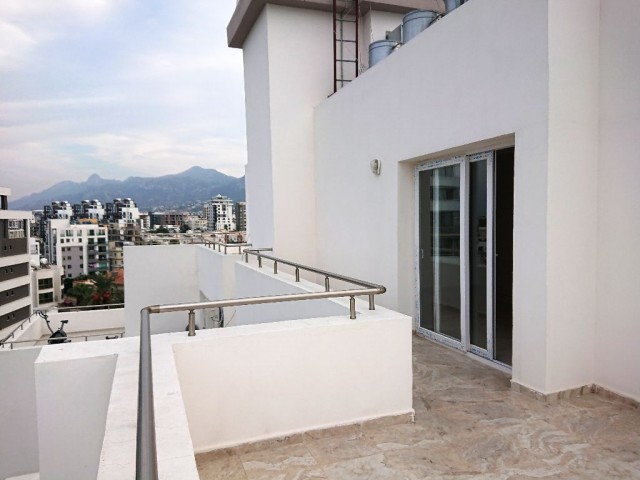 ПОЛНЫЙ пентхаус с обзором на 360 градусов, гигантской террасой и целым этажом в центре Кирении! ** 