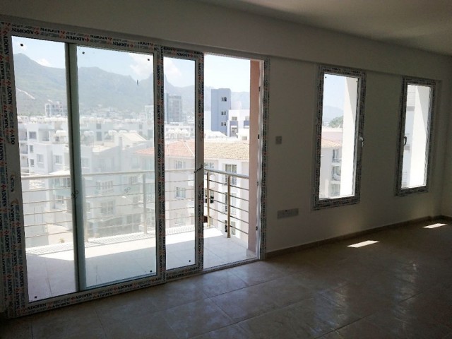 Просторная квартира 3+1 с видом на горы и море в новом лифтовом здании в Центре Кирении. **  ** 