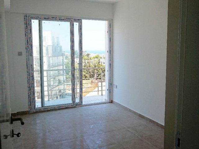 Просторная квартира 3+1 с видом на горы и море в новом лифтовом здании в Центре Кирении. **  ** 
