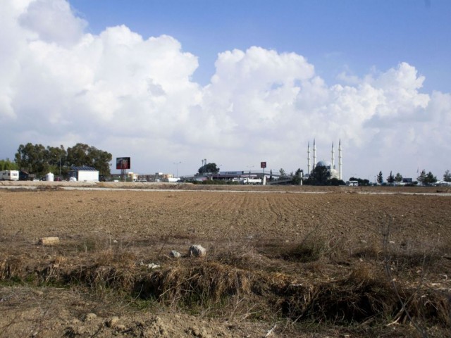 Prestige auf der Autobahn Nikosia-Magosa gegenüber der Universität von Zypern-30 acres von Gewerbe-o