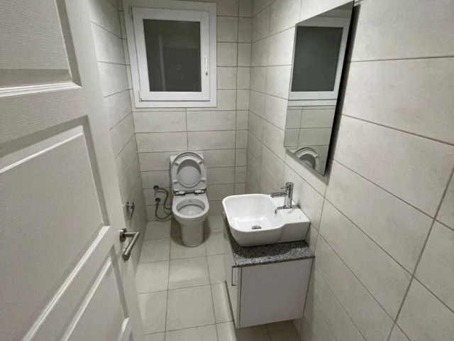 Полностью меблированная резиденция 1+1 (2 туалета) на продажу в закрытом комплексе в центре Кирении