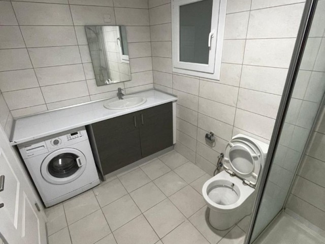Полностью меблированная резиденция 1+1 (2 туалета) на продажу в закрытом комплексе в центре Кирении