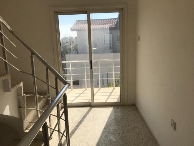 Sofort verfügbar-Wohnungen&Häuser zur Miete für Zypern Studenten... GEHRUNGSZONE 4 + 1 voll möblierte Wohnung Zu vermieten Doppel Llogara (300 M 2) ** 
