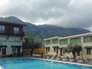 40-Zimmer-Feriendorf in der Region Kyrenia-Lapta in Laufweite zum Meer - über unser Boutique-Hotel -05338334049 kontaktieren Sie bitte ** 