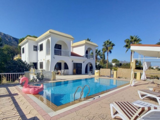 Wunderschöne Villa mit 5 Schlafzimmern und türkischem Eigentum in 6700 mk Garten in Kyrenia-Çatalkoy