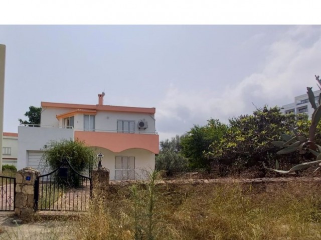 3+2 detached house with potential owner that can be used for commercial and living purposes or as an apartment land in the center of Kyrenia.TÜRK TAPULU!!!!