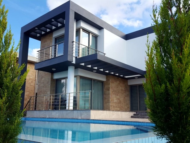 Çatalköy muhteşem manzaralı ve havuzlu Satılık Villa