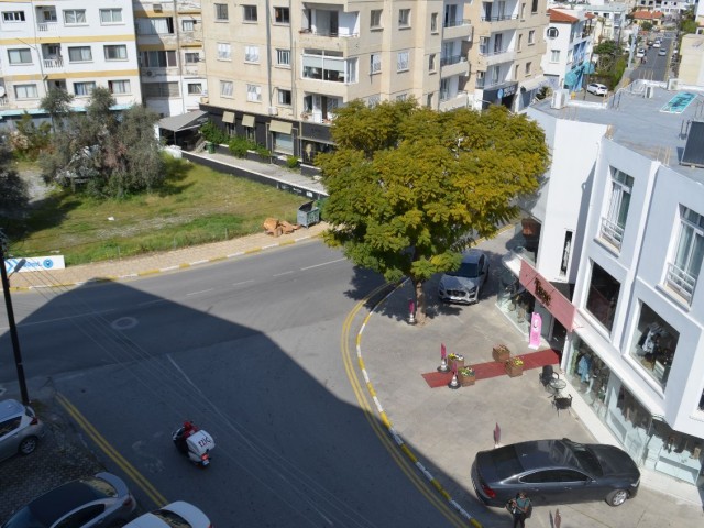 3 + 1 geräumige Wohnung im Zentrum von Kyrenia ** 