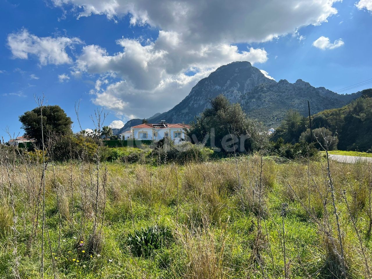 3,5 Hektar Land mit Berg- und Meerblick in Karsiyaka, Kyrenia. 05338403555 ** 