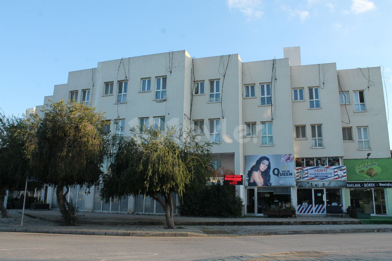 Yenikent'te Cadde üzeri Ticari değeri yüksek komple Bina satılıktır.