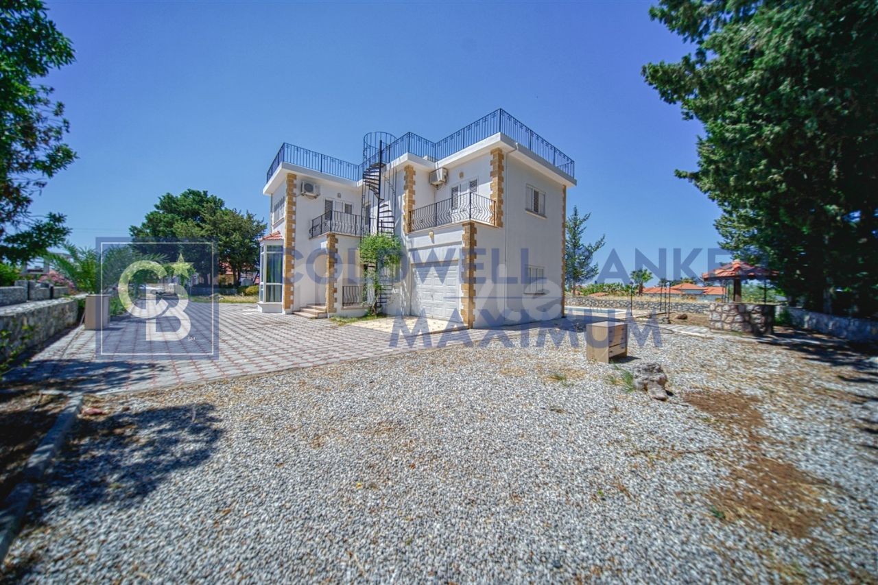 Girne Karşıyaka'da Satılık 5+1 Özel Havuzlu Villa