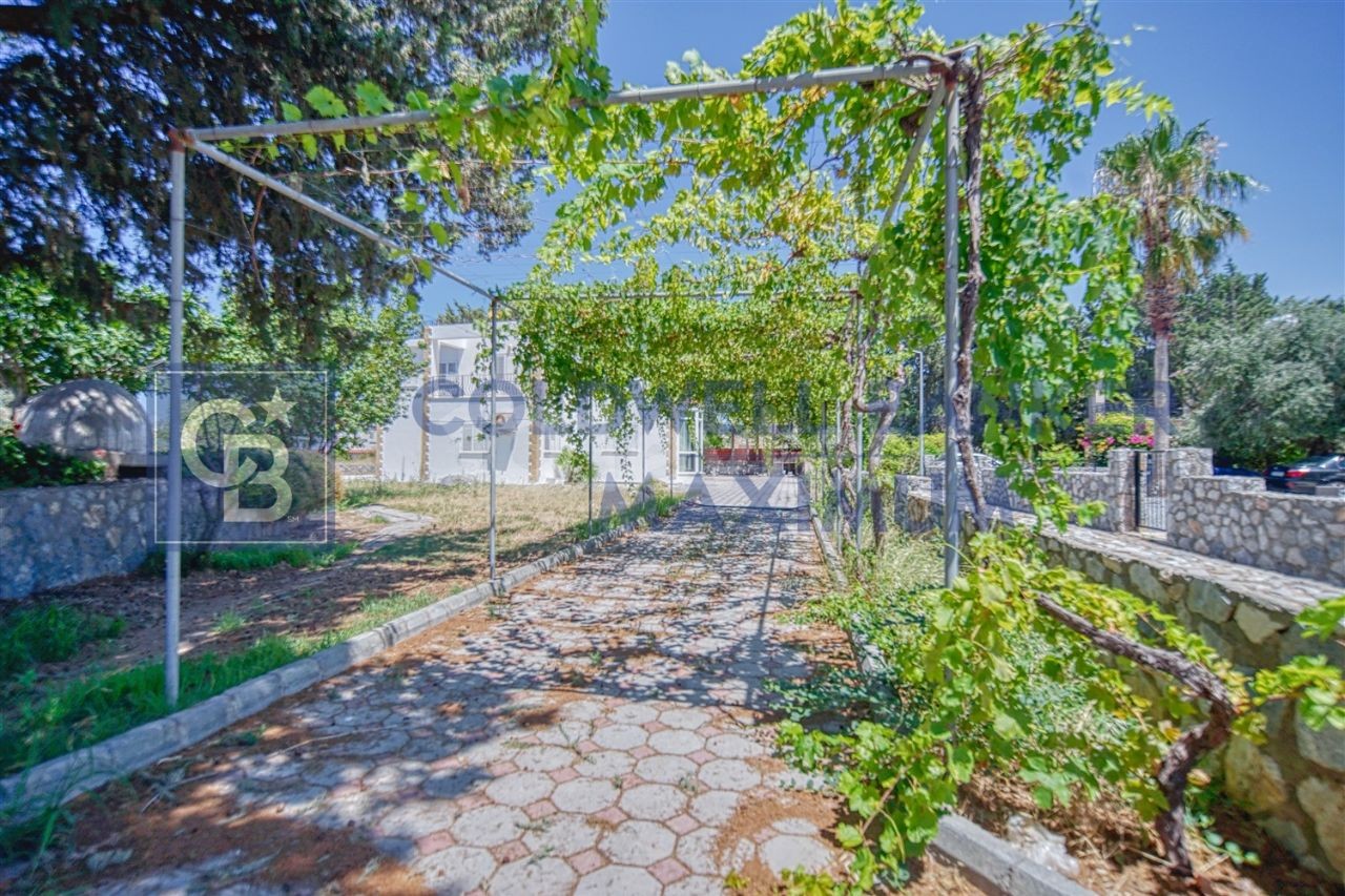 Girne Karşıyaka'da Satılık 5+1 Özel Havuzlu Villa
