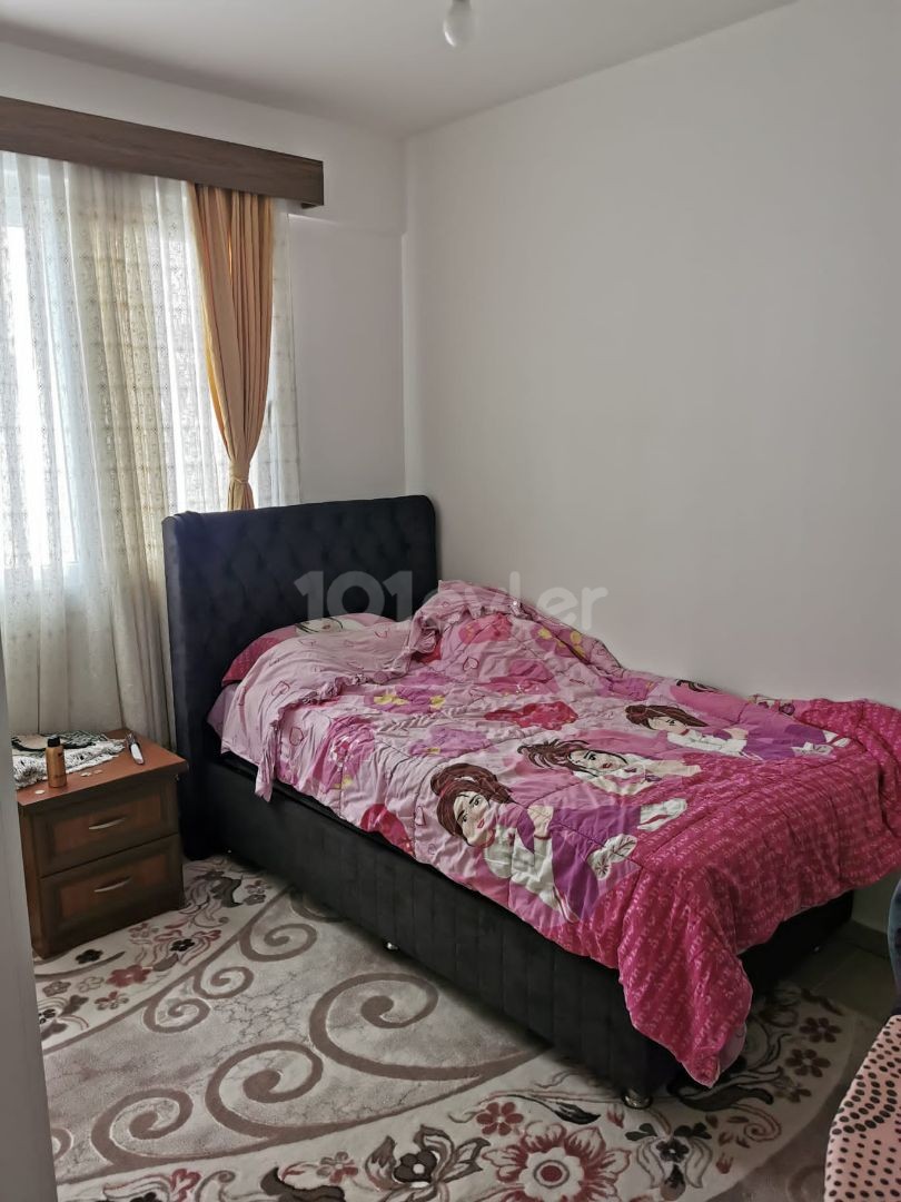 2+1 полностью меблированная квартира на продажу в центре Кирении, в районе Касгар Корт