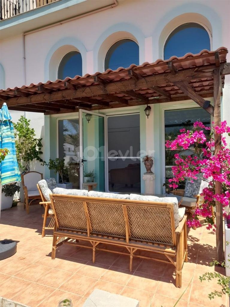 Beautiful 2 Bedroom, Pool Side, Mountain View Apartment