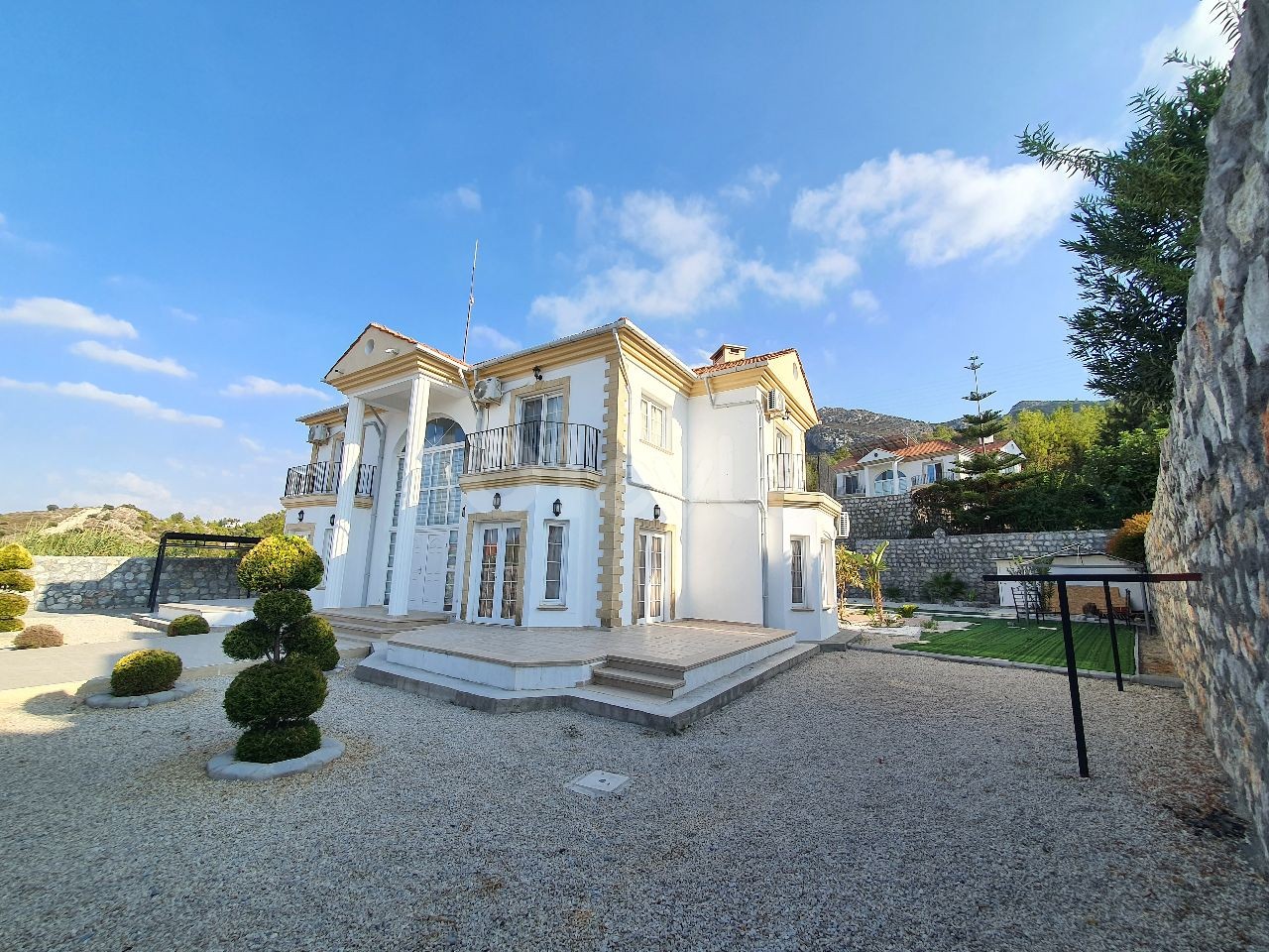 Girne Bellapais; Bahçeli, Eşyalı, Havuzlu Villa