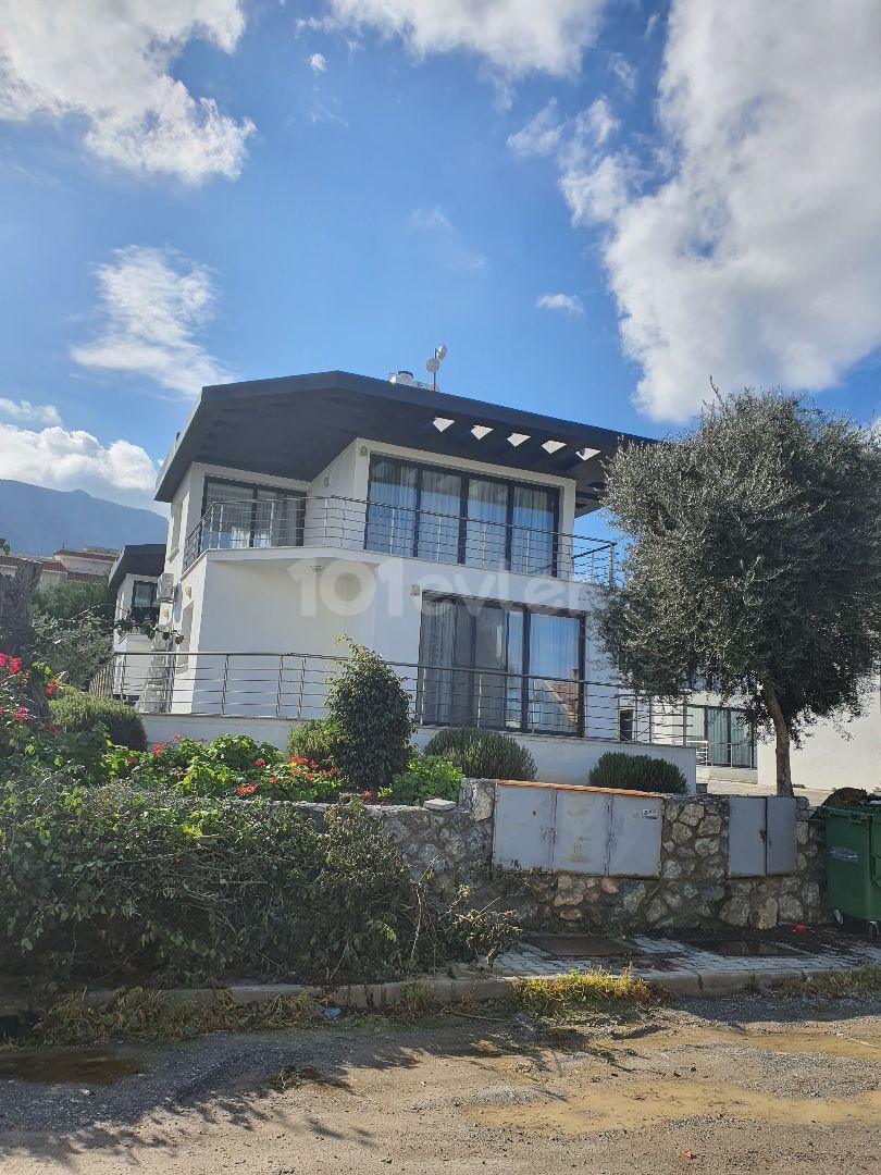 Girne Karaoğlanoğlu; Gau Civari, Full Esyali,  Balkonlu Villa