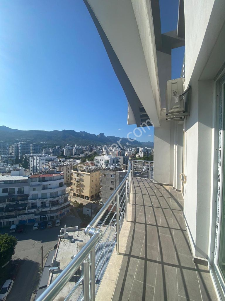 im Zentrum von Kyrenia befindet sich das 9-stöckige Gebäude 9, das das Auge mit der modernen Architektur des lehrerhauses füllt. diese einzigartige Duplex-penthouse-Wohnung, die auf dem Boden eingerichtet ist, legt den ganzen Kyrenia zu Ihren Füßen. unsere einzigartige Wohnung wurde zu einem einziga