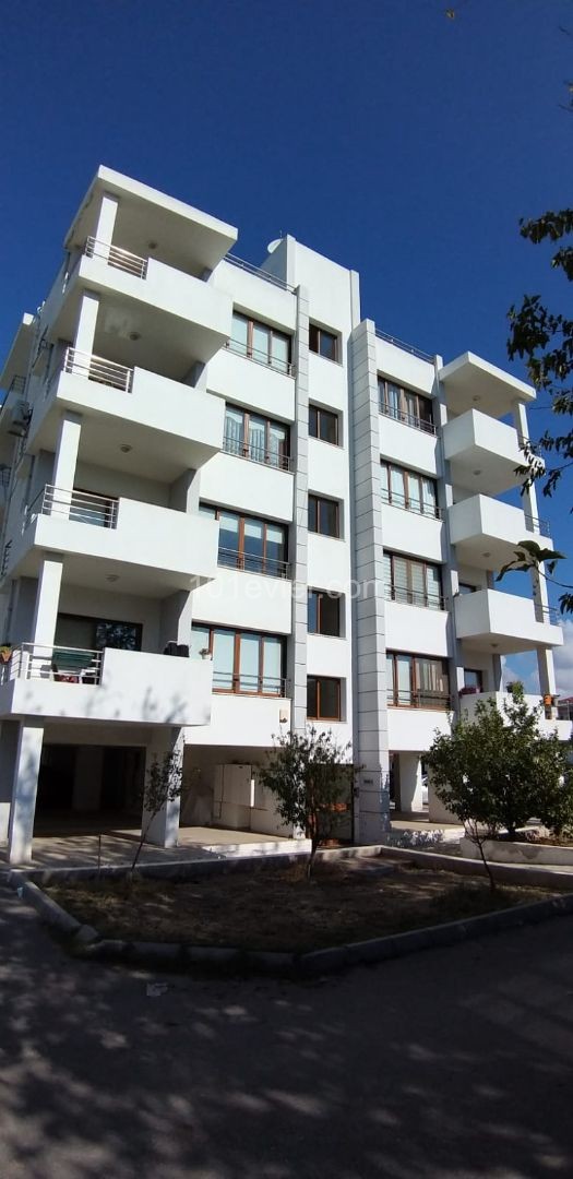 Nikosia kleine kaymaklida großer Wohnbereich ruhige Umgebung mit starker Gebäudestruktur zu verkaufen 3 + 1 2 Badezimmer Aufzug gleichwertige COB teilweise möblierte Wohnung öffnet seine Türen für Ruhe 05338445618 ** 
